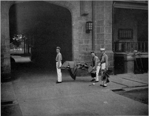 图 22 从营房区到兵营去